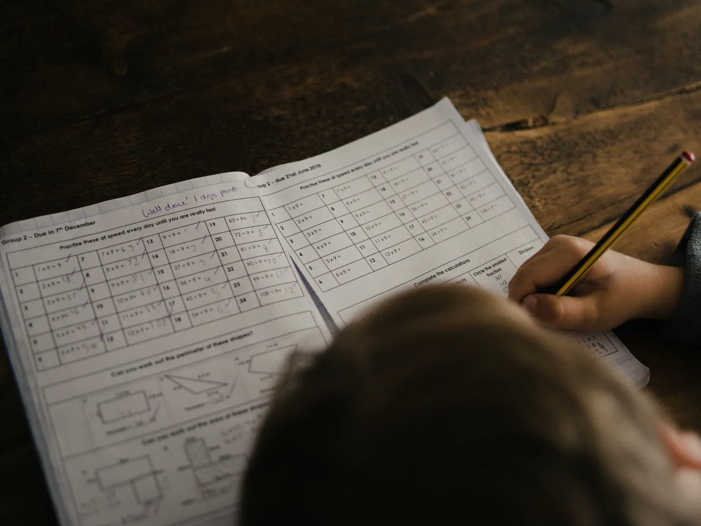 Un alumno resuelve una ficha de matemáticas con lápiz